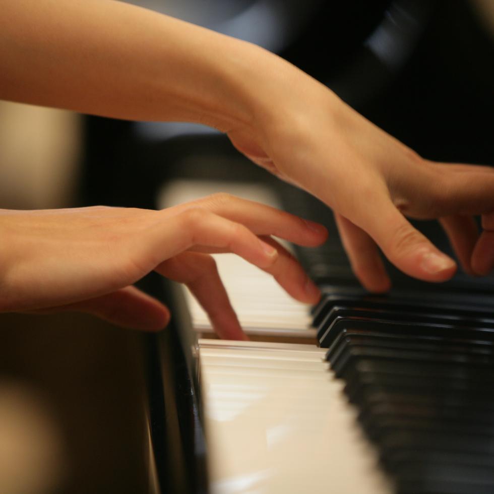 Blick auf zwei Hände, die Klavier spielen