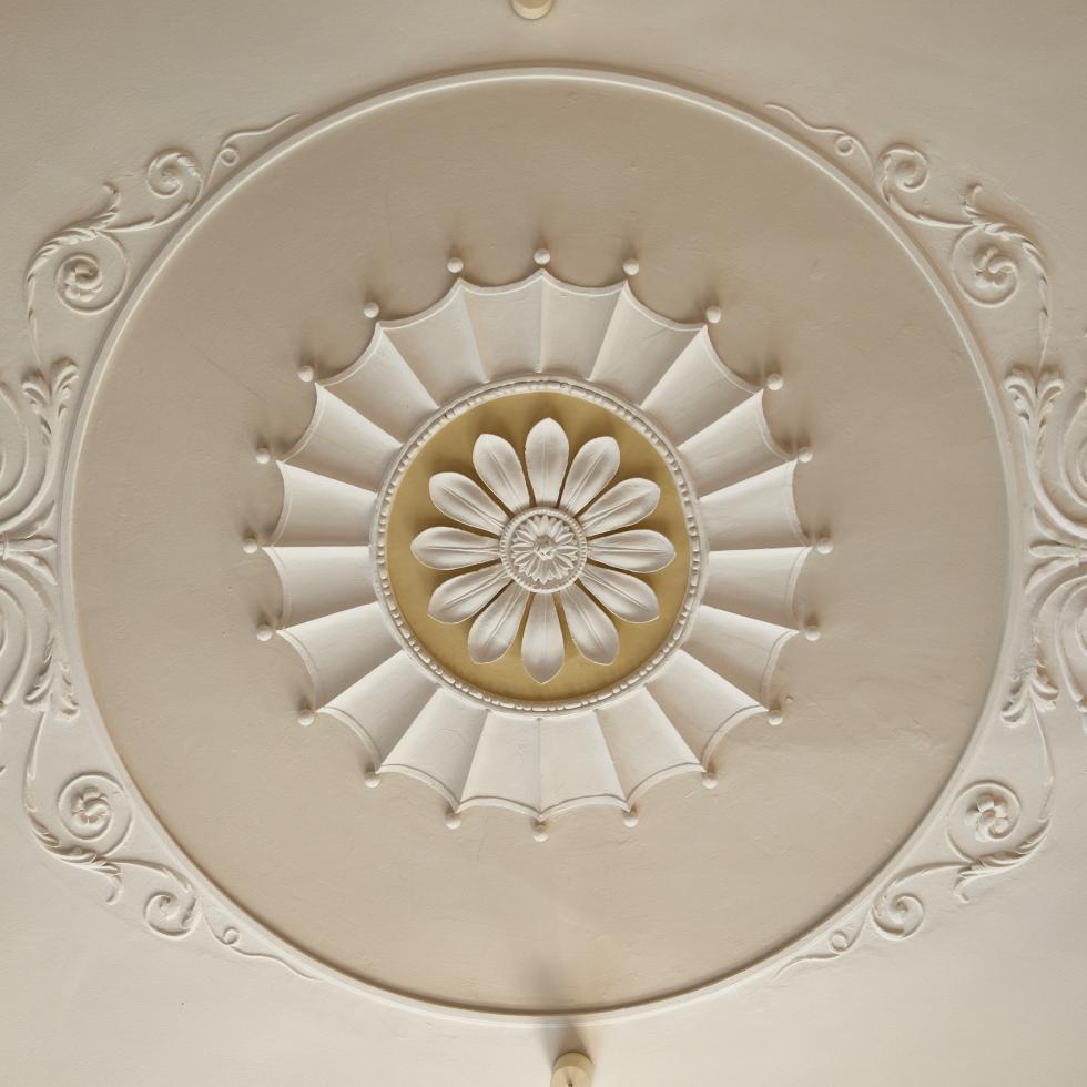 Blick auf die zentrale Stuckator im Hansensaal der Villa Brahms 