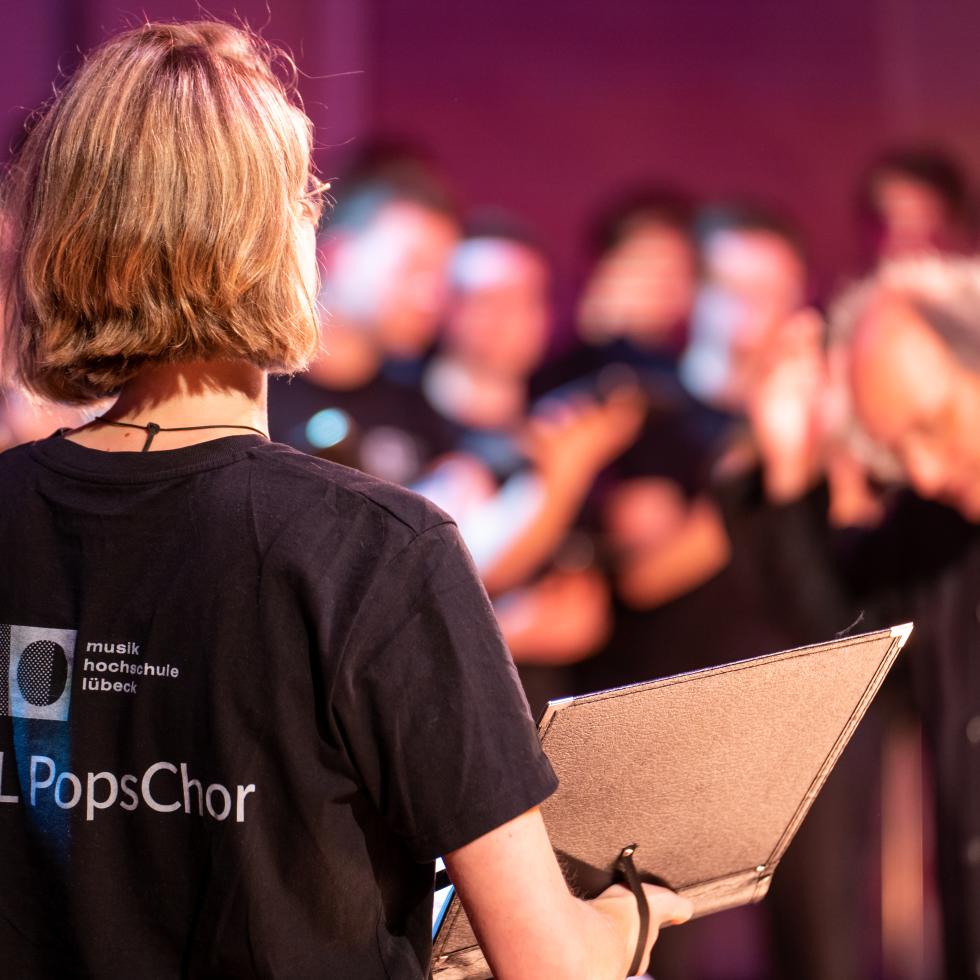 Blick auf Studierende der MHL, die auf der Bühne des Großen Saals eine Pop-Revue aufführen