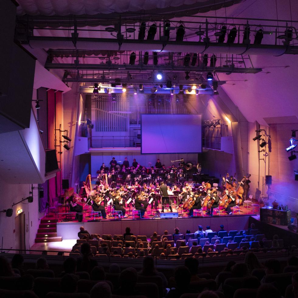 Blick von der Galeria auf den vollbesetzten Großen Saal der MHL mit dem MHL-Sinfonieorchester auf der Bühne