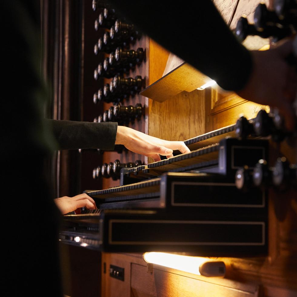 Blick auf eine Orgel spielende Studentin