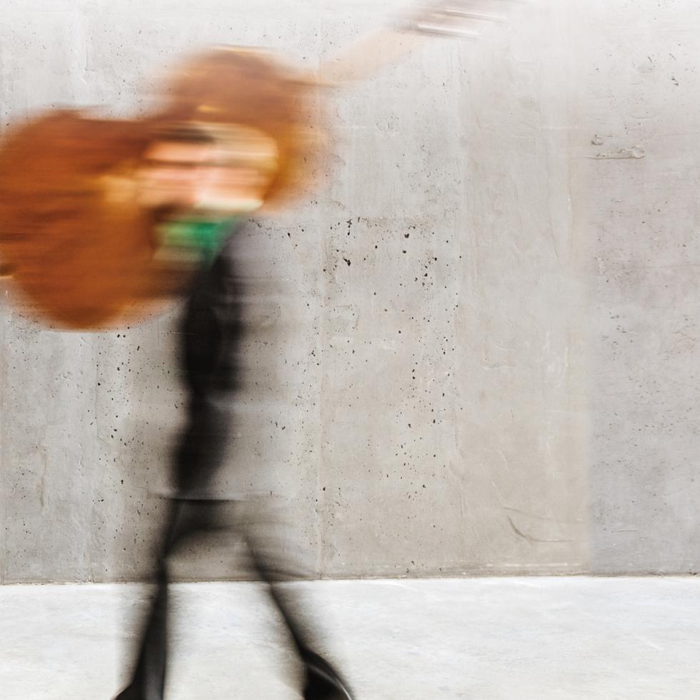 Blick auf das Titelbild der Reihe »Wir in«: ein Student, der seinen Kontrabass auf der Schulter trägt