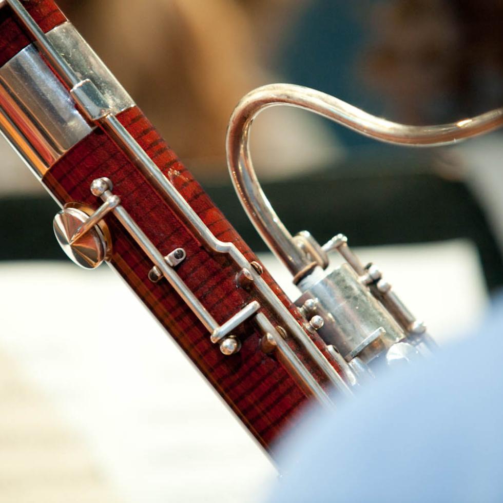 Blick auf eine Fagott spielenden Studenten