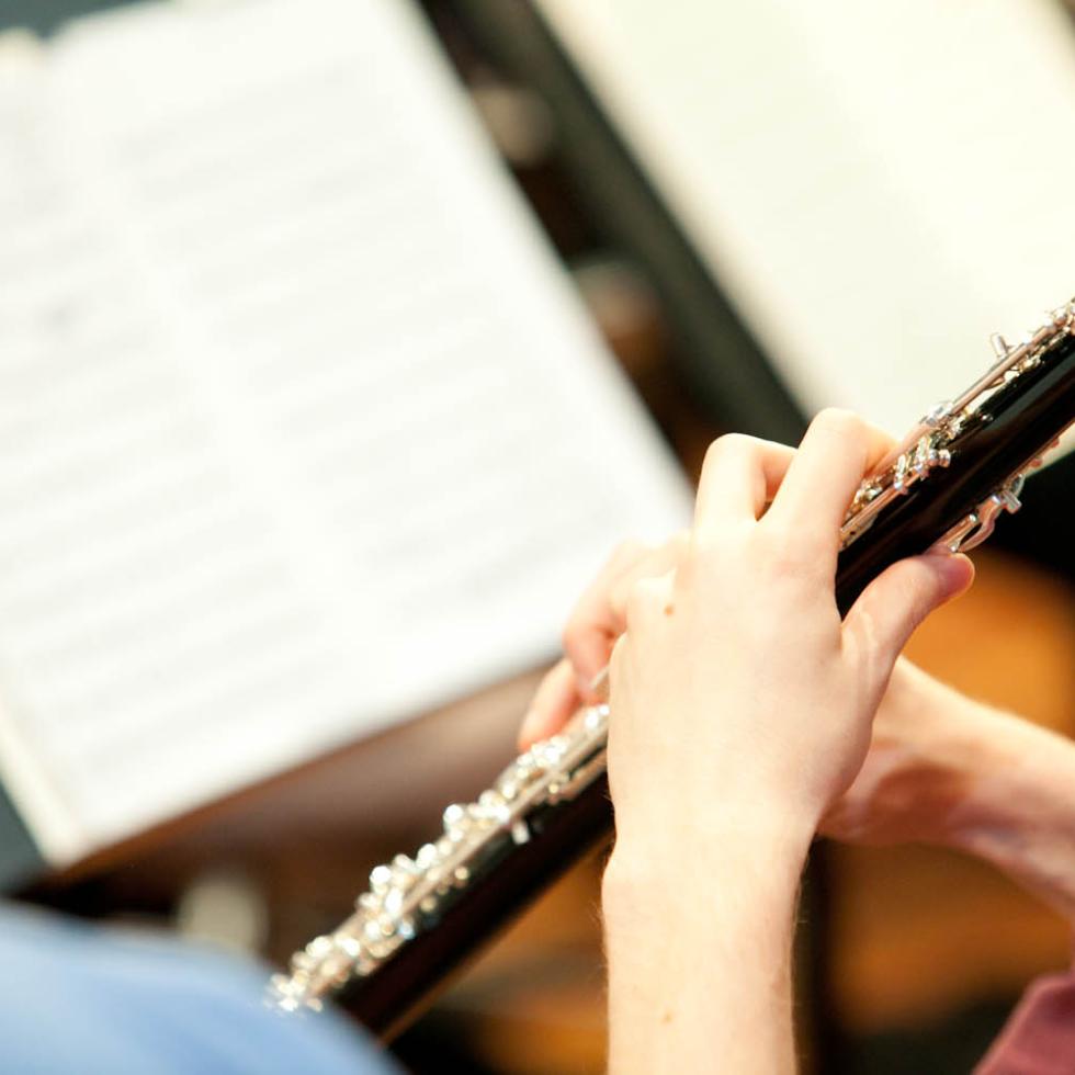 Blick auf einen Oboe spielenden Studenten