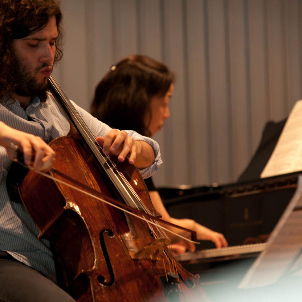 Blick auf einen Cellistin, der von einer Pianistin begleitet auf der Bühne des MHL-Kammermusiksaals spielt