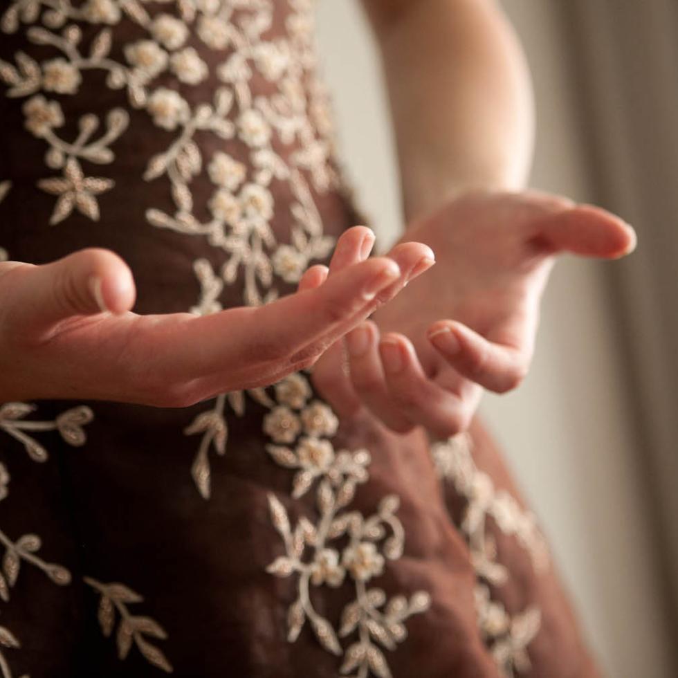 Blick auf eine singende Studentin