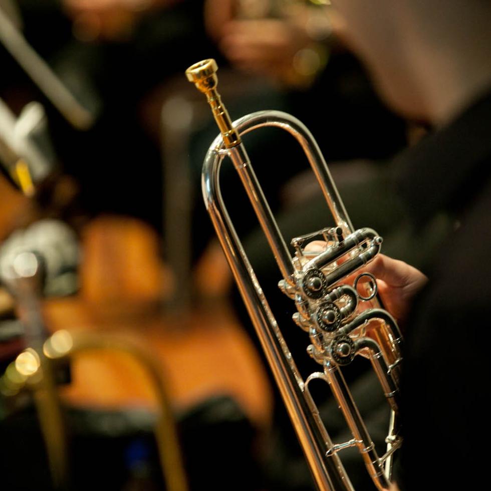 Blick auf einen Trompeter, der im einem Kammerorchester spielt