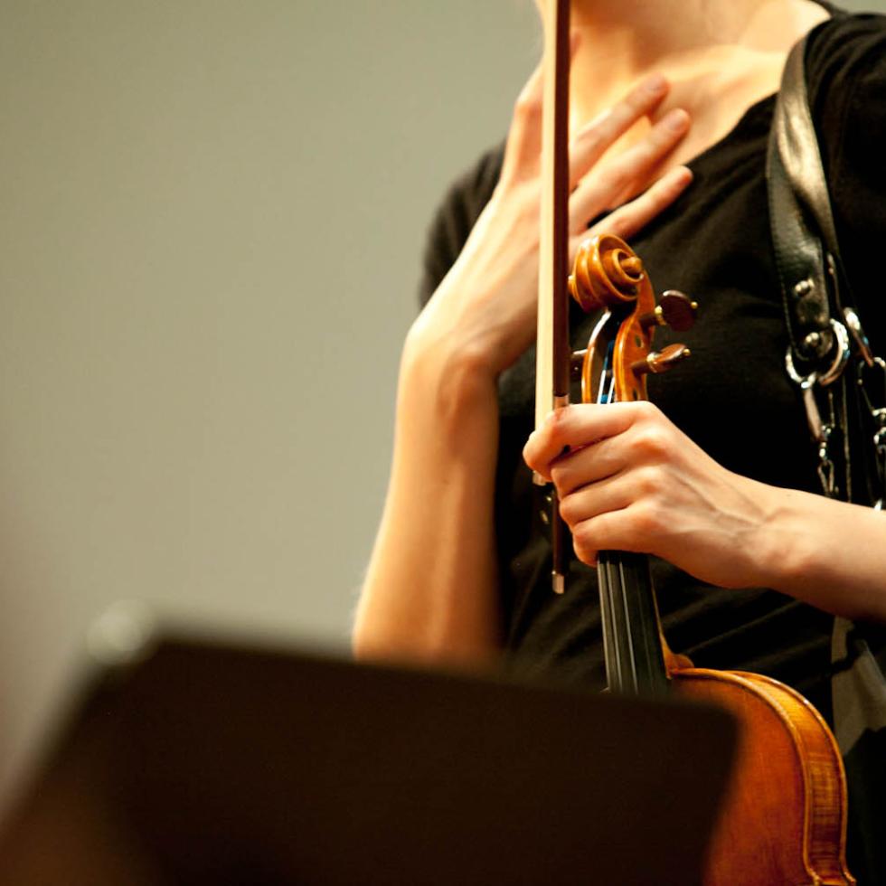 Blick auf eine Studentin, die ihre Violine in der Hand hält 
