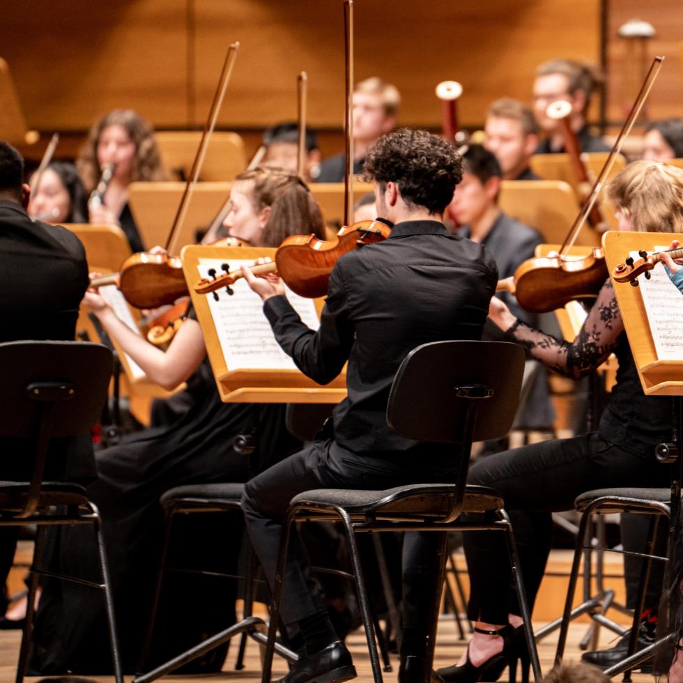 Blick auf das MHL-Sinfonieorchester auf der Bühne der Lübecker MuK