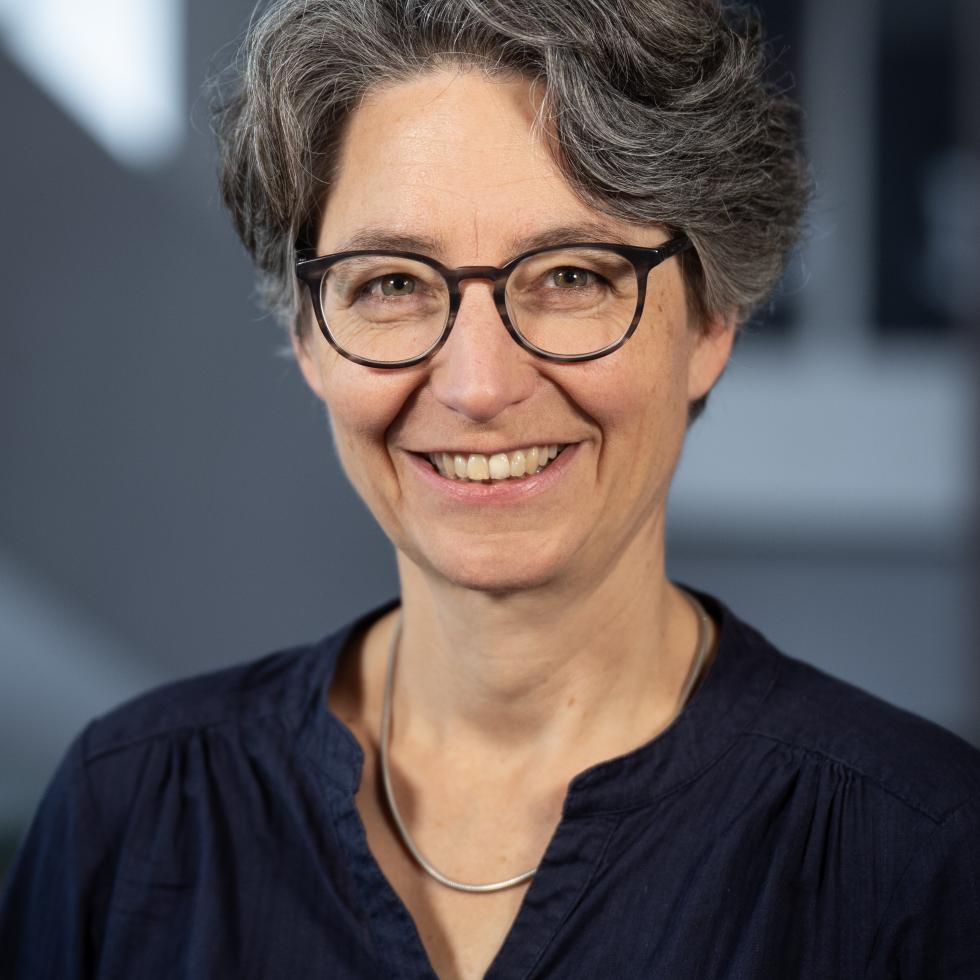 Portrait von Harfen-Professorin Gesine Dreyer