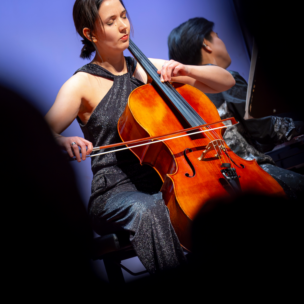 Blick auf eine Cello spielende Studentin