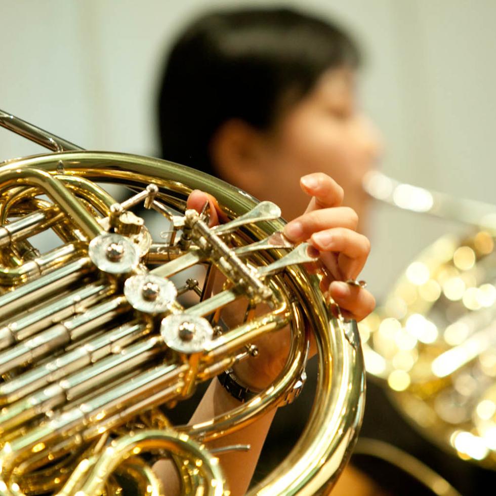 Blick auf zwei MHL-Hornstudenten, die ihr Instrument spielen