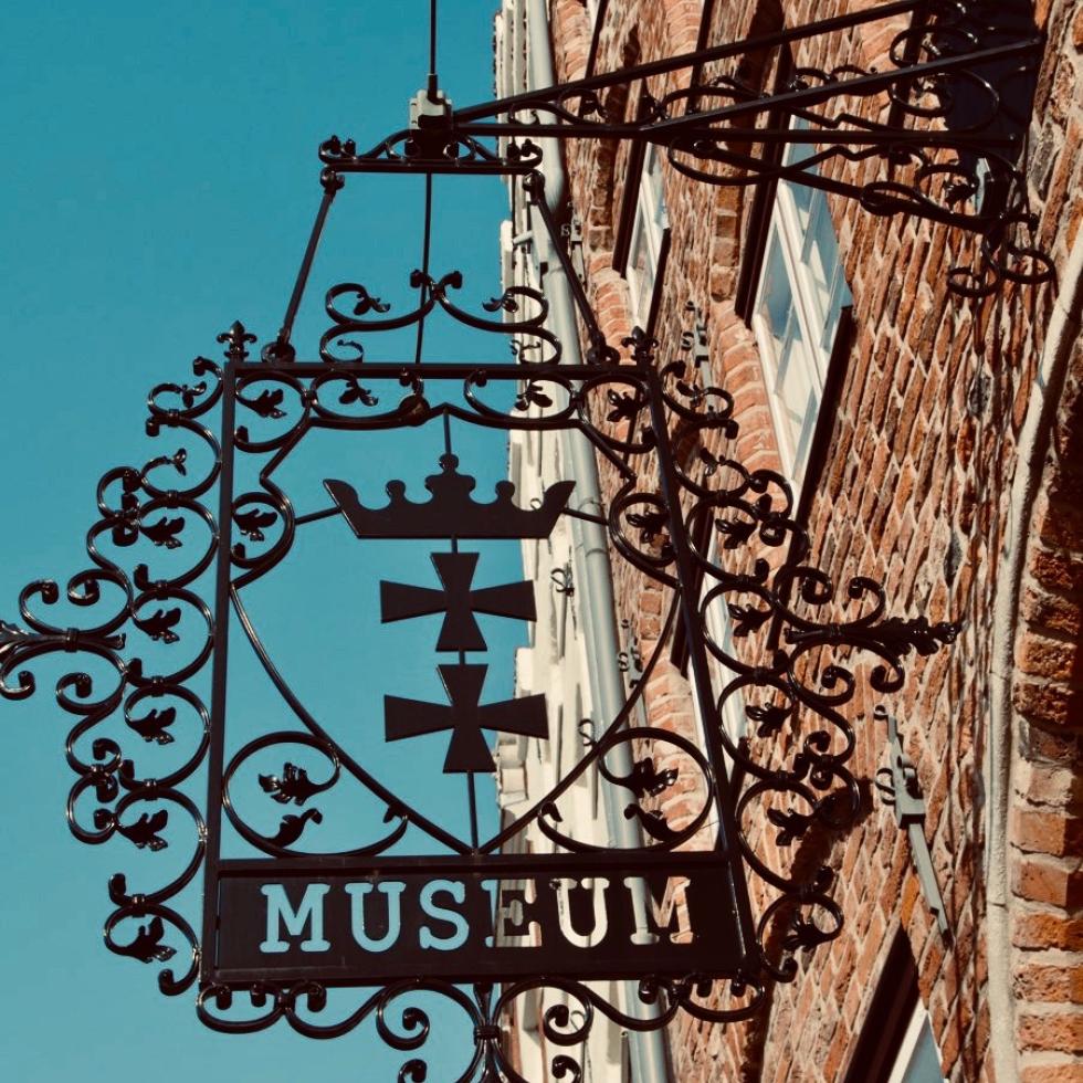 Blick auf das kunstvoll geschmiedete Schild am Haus Hansestadt Danzig in Lübeck