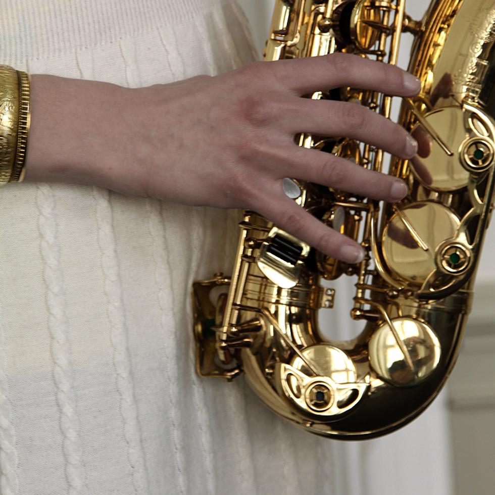 Blick auf eine Saxophon spielende Studentin