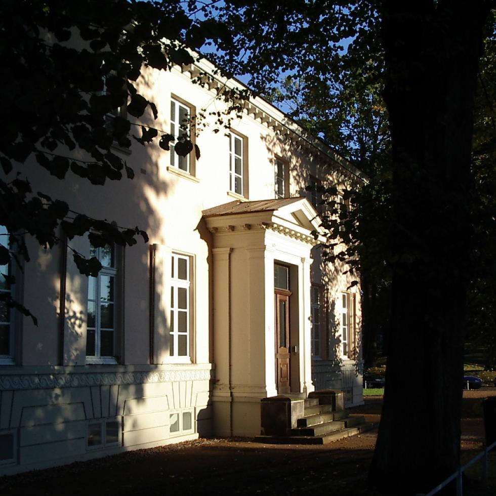 Blick auf den Eingang der Villa Brahms