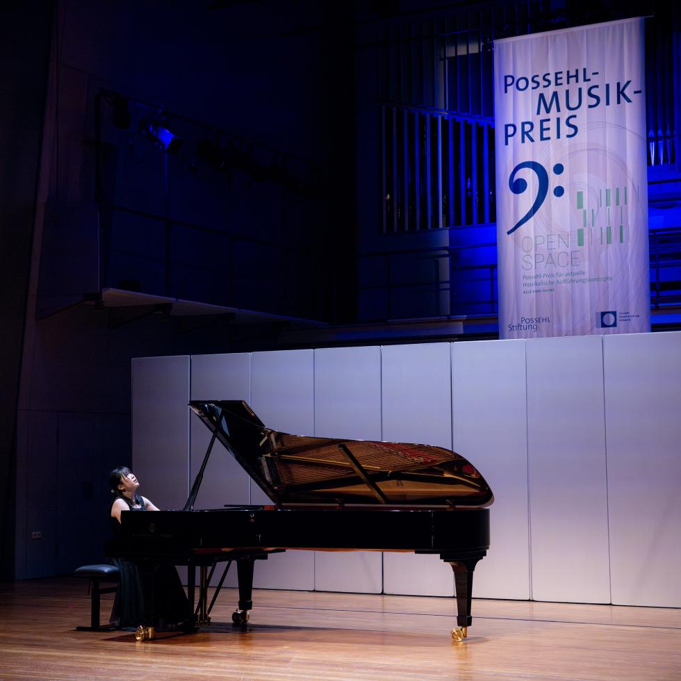 Blick auf die Bühne des Großen Saal, auf der eine Pianistin im Wettbewerb um den Possehl-Musikpreis spielt