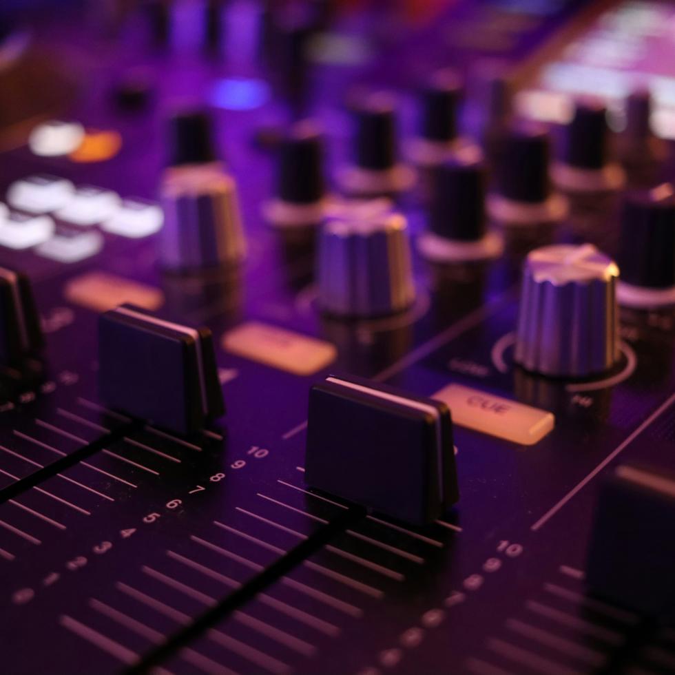 Blick auf ein Mischpult mit unterschiedlichen Reglern