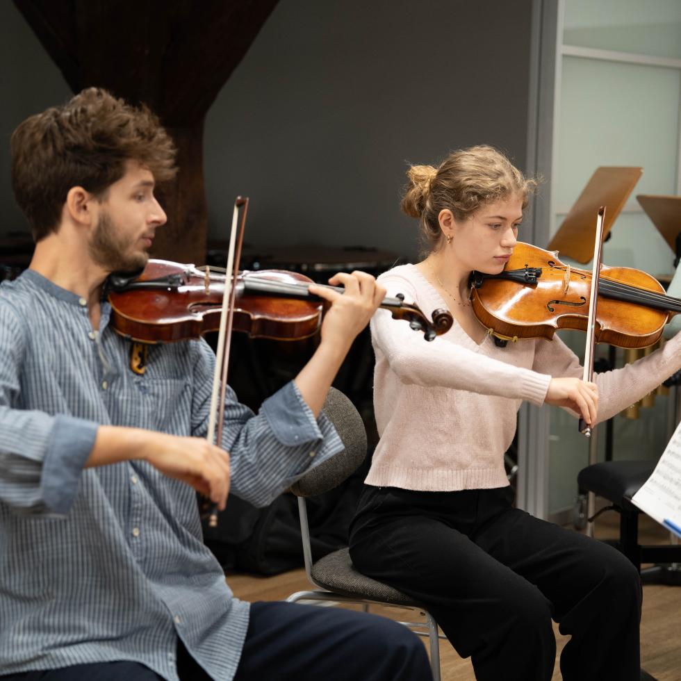 Blick auf musizierende Jungstudierende des ISMA in einem Kammermusikensemble