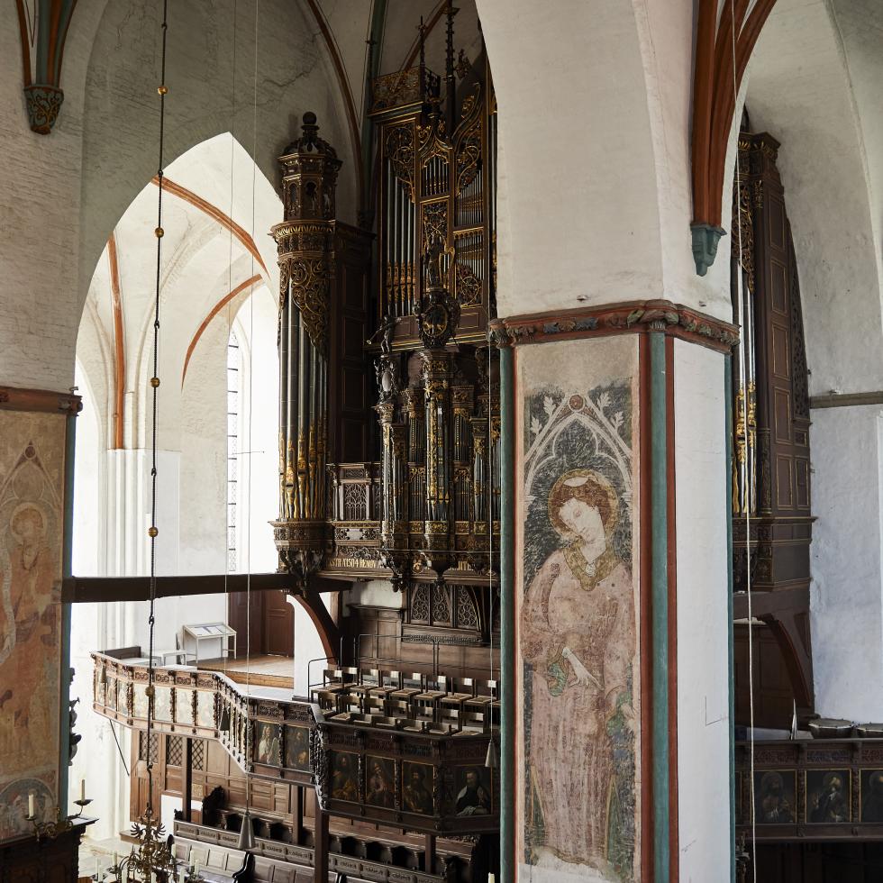 Blick von einer Empore in den Kirchenschiff von St. Jakobi Lübeck