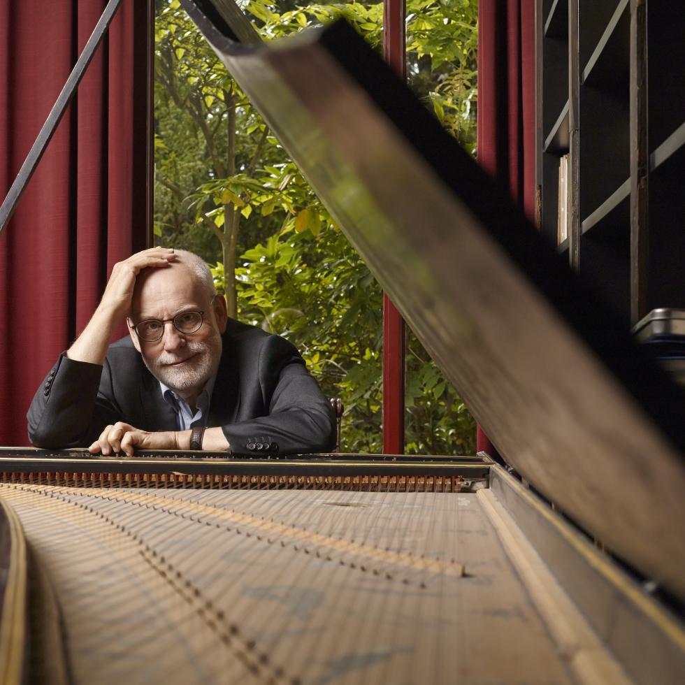 Portrait von Ton Koopman am Cembalo sitzend