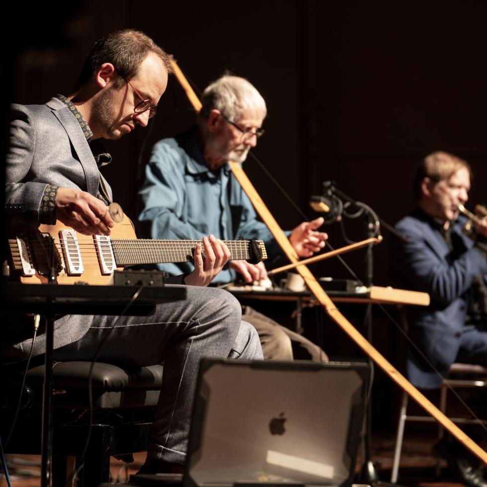 Blick auf Dozierende, die zusammen musizieren