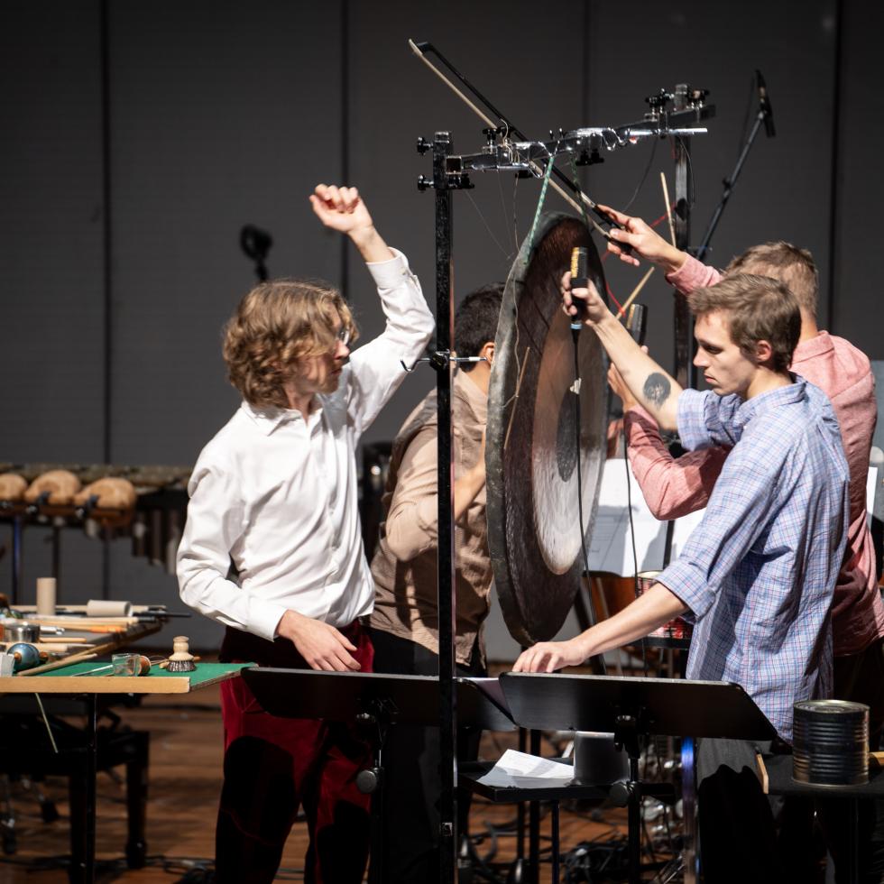 Blick auf Studierende, die an einem Tamtam spielen