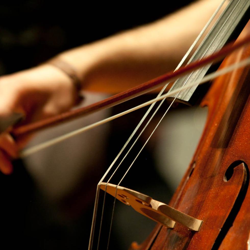 Blick auf eine Studentin, die Violoncello spielt