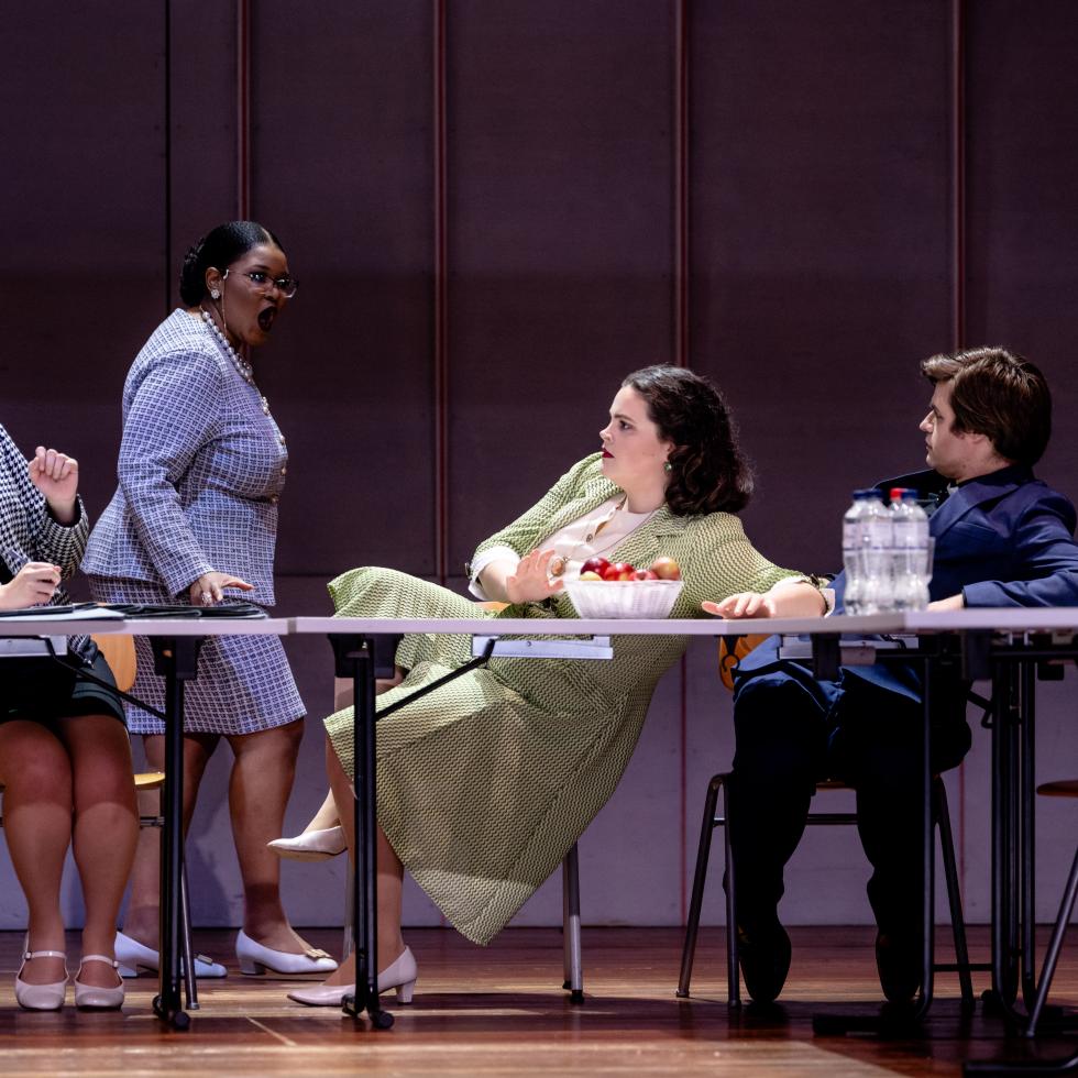 Blick auf eine Opernszene im Großen Saal der MHL mit Studierenden der MHL