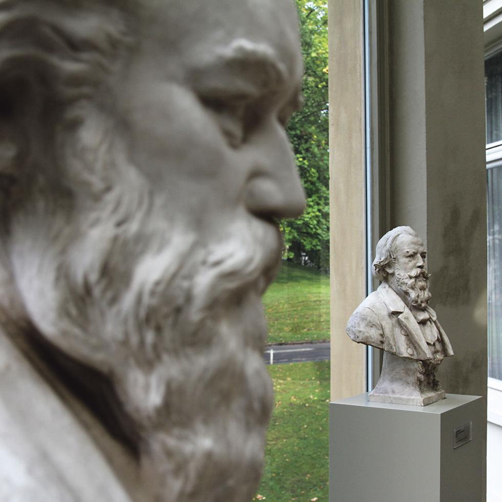 Blick auf zwei Brahms-Büsten, die im Wintergarten des Brahms-Instituts an der MHL stehen
