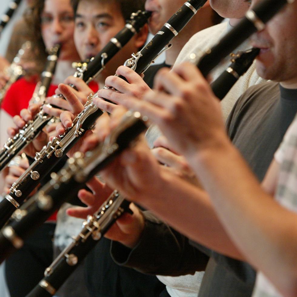 Blick auf mehrere Menschen, die Klarinette proben