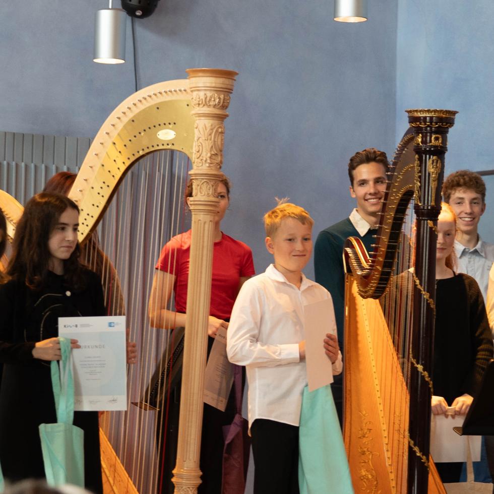 Young Music Academy SH auf der Bühne mit zwei Harfen