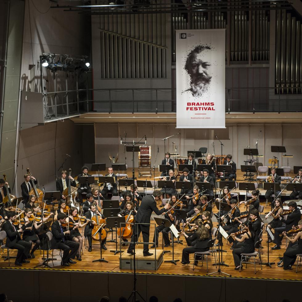 Blick auf das MHL-Sinfonieorchester bei der Eröffnung des Brahms-Festivals im Großen Sall der MHL