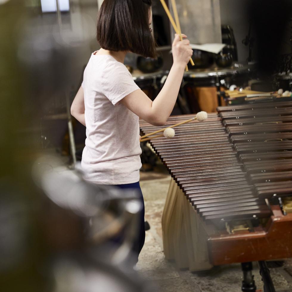 Eine Studentin spielt Marimba