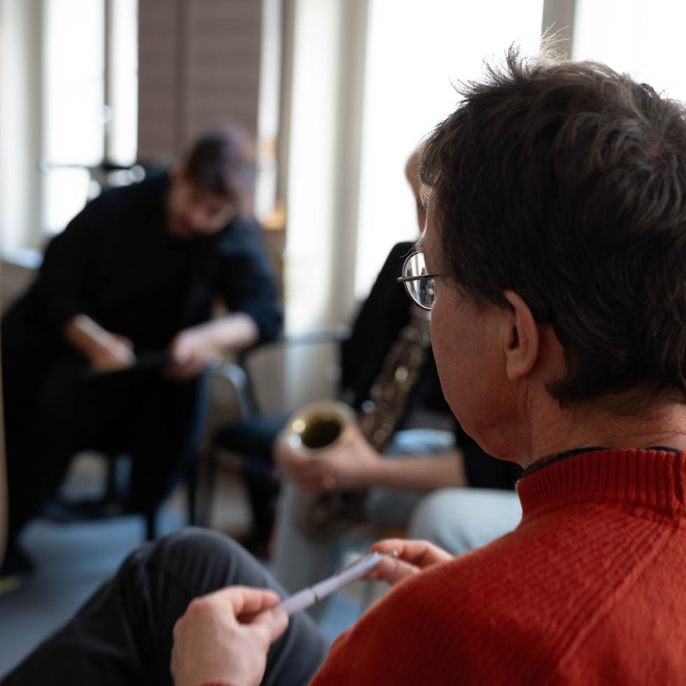 Blick auf eine Gruppe Musizierender, die gemeinsam an einer Improvisation arbeiten