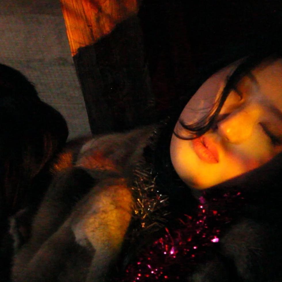 Szenen aufnahmen wo menschen liegen und eine person durch die sonne in der mitte leuchtet 