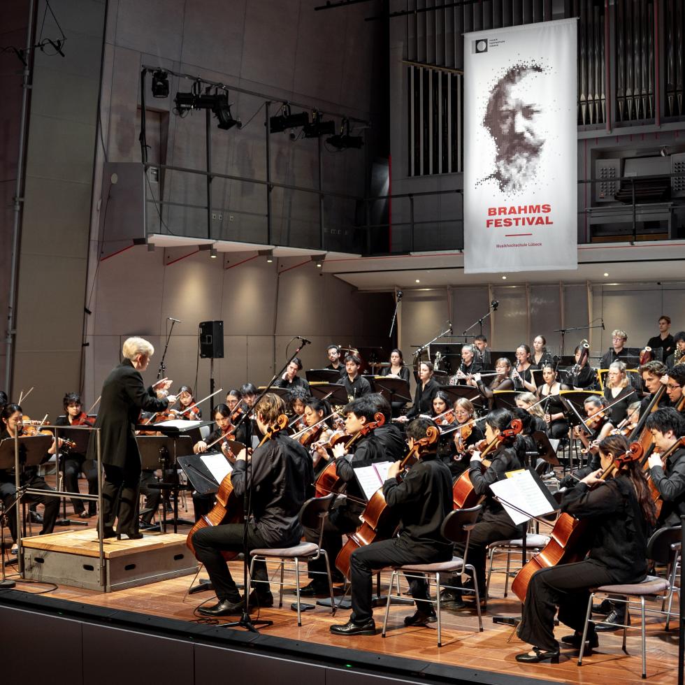 Blick auf das MHL-Sinfonieorchester auf der Bühne des Großen Saals unter dem Banner des Brahms-Festivals