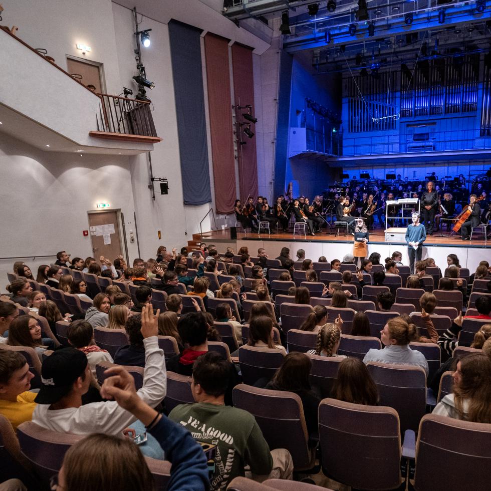 Blick in den Große der Saal der MHL, besucht von Schülerinnen undn Schülern allgemeinbildender Schulen