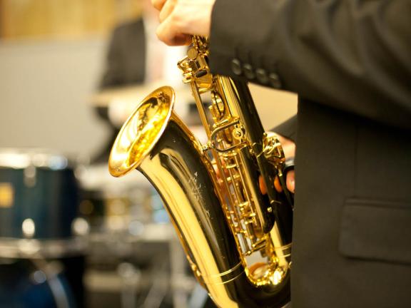 Blick auf einen saxophonspielenden Studierenden