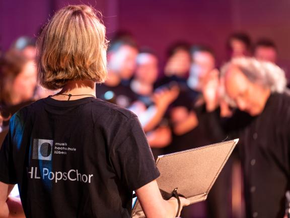 Blick auf Studierende der MHL, die auf der Bühne des Großen Saals eine Pop-Revue aufführen