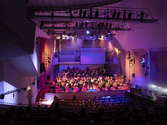 Blick von der Galeria auf den vollbesetzten Großen Saal der MHL mit dem MHL-Sinfonieorchester auf der Bühne