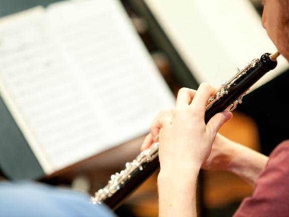 Blick auf einen Oboe spielenden Studenten