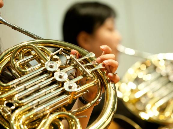 Blick auf zwei MHL-Hornstudenten, die ihr Instrument spielen