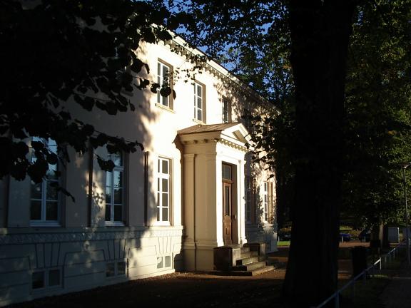 Blick auf den Eingang der Villa Brahms