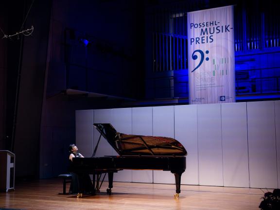 Blick auf die Bühne des Großen Saal, auf der eine Pianistin im Wettbewerb um den Possehl-Musikpreis spielt