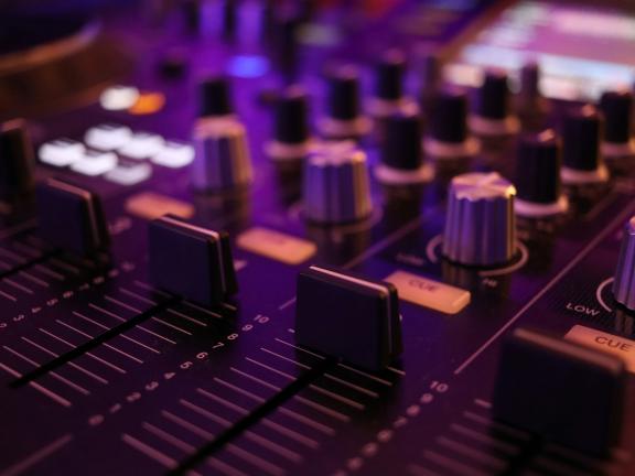 Blick auf ein Mischpult mit unterschiedlichen Reglern