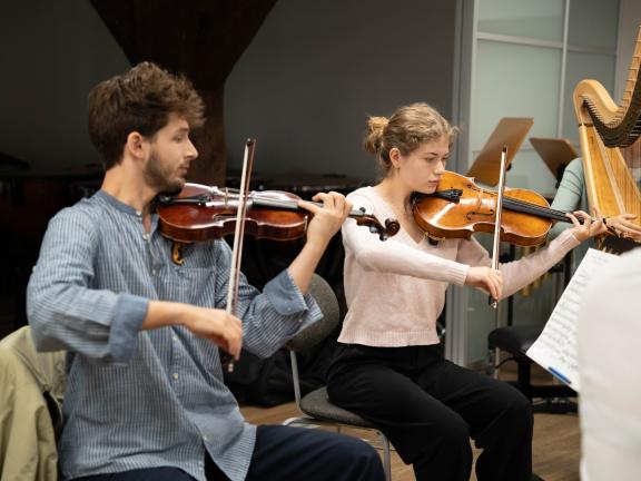 Blick auf musizierende Jungstudierende des ISMA in einem Kammermusikensemble
