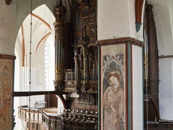 Blick von einer Empore in den Kirchenschiff von St. Jakobi Lübeck