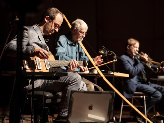 Blick auf Dozierende, die zusammen musizieren
