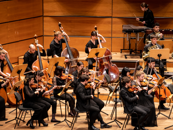 Blick auf das MHL-Sinfonieorchester auf der Bühne der Lübecker MuK