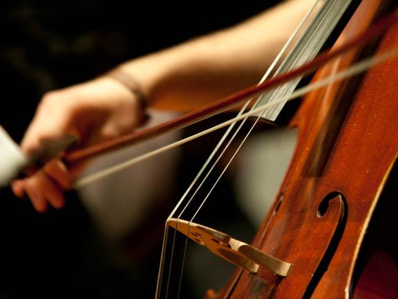 Blick auf eine Studentin, die Violoncello spielt